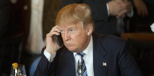 trump bi ep dung dien thoai moi obama chon iphone