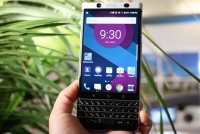 vertu trinh lang phien ban 2017 cua dong smartphone sieu sang constellation man 2k sac khong day cong usb c