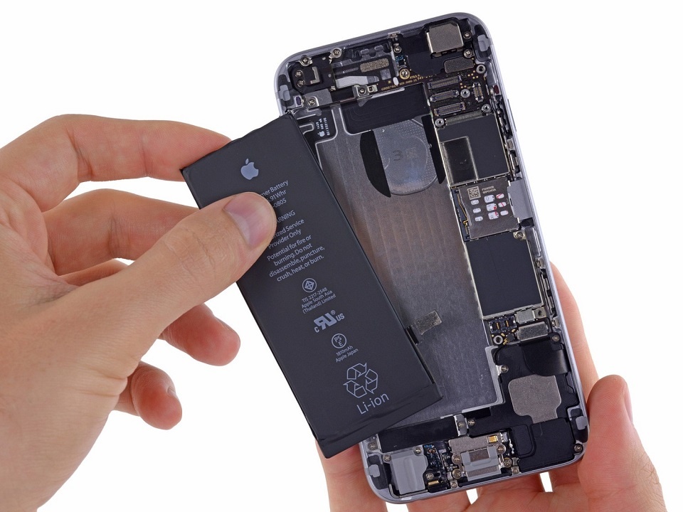 thay pin iphone tai viet nam gia 729000 dong khong phan biet nguon goc