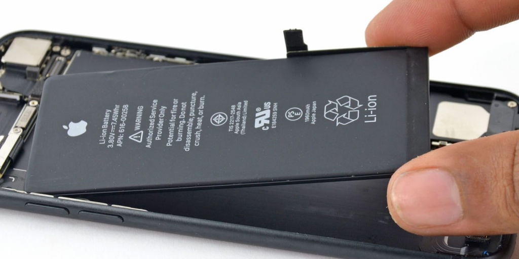 apple bi to chan khach bang chinh sach thay pin iphone