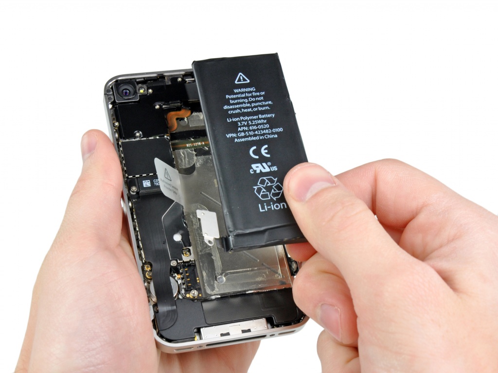 apple bi to chan khach bang chinh sach thay pin iphone
