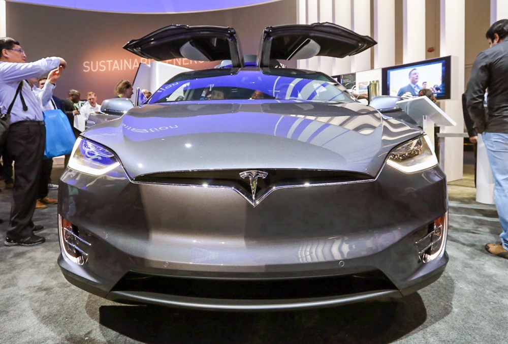can canh suv an toan nhat the gioi tesla model x tai trien lam ces 2018