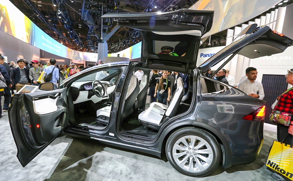 can canh suv an toan nhat the gioi tesla model x tai trien lam ces 2018