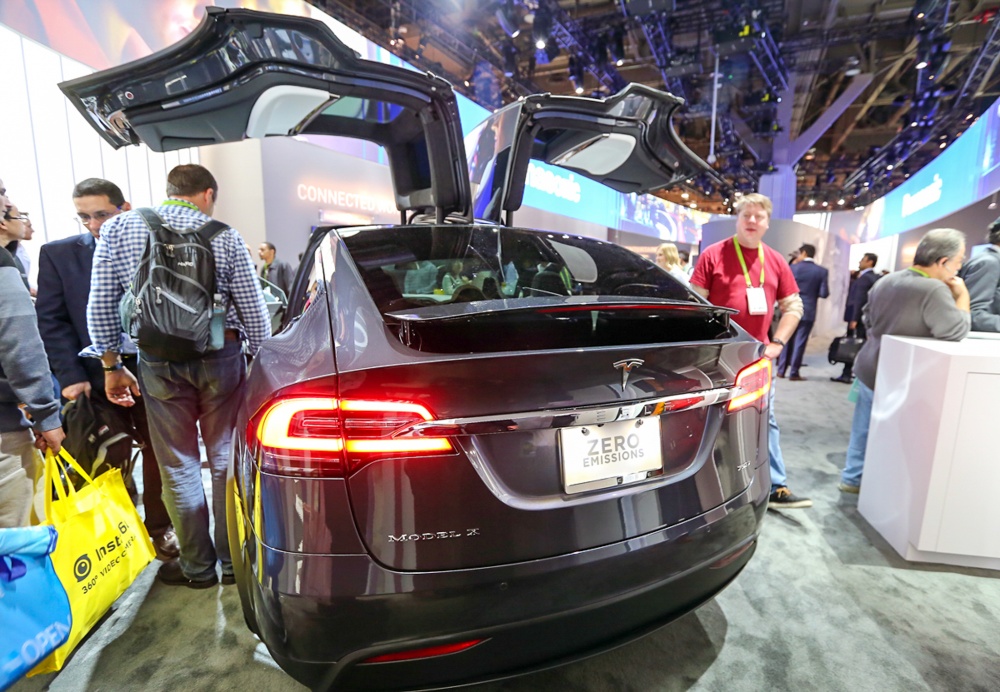 can canh suv an toan nhat the gioi tesla model x tai trien lam ces 2018