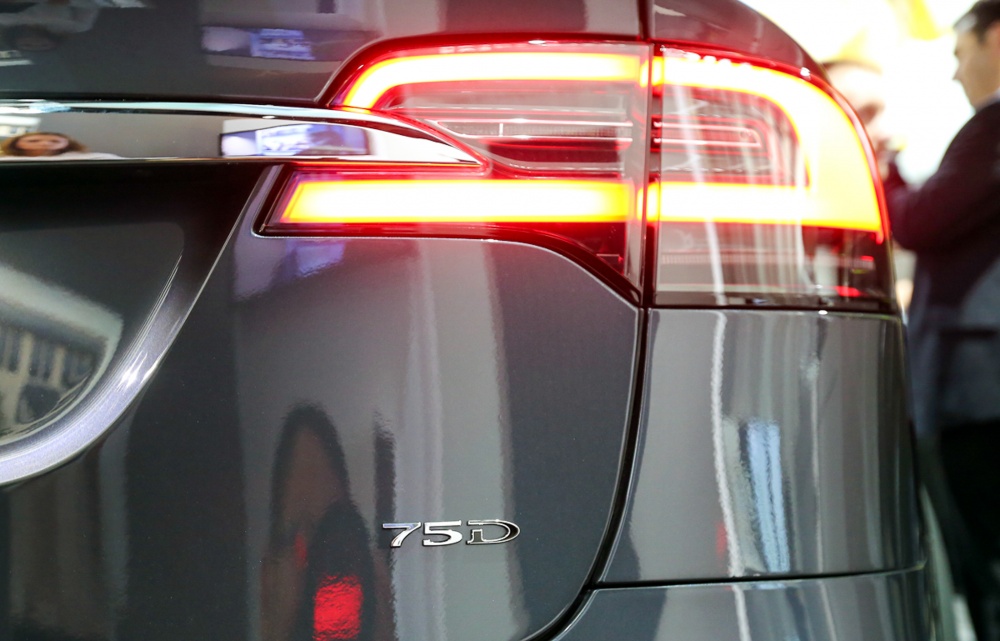 can canh suv an toan nhat the gioi tesla model x tai trien lam ces 2018