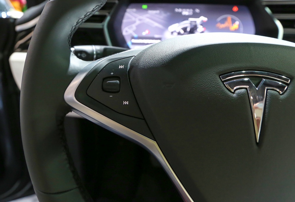 can canh suv an toan nhat the gioi tesla model x tai trien lam ces 2018