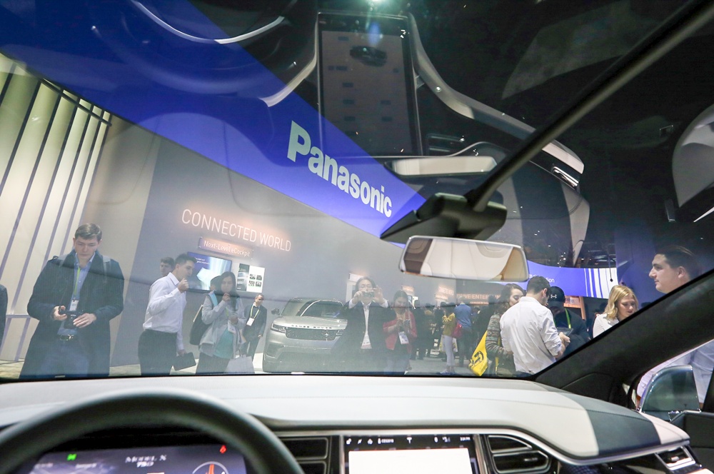 can canh suv an toan nhat the gioi tesla model x tai trien lam ces 2018