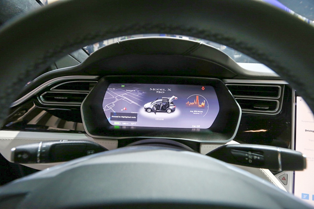 can canh suv an toan nhat the gioi tesla model x tai trien lam ces 2018