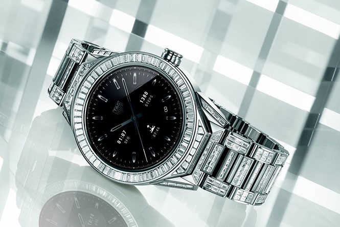 tag heuer gioi thieu smartwatch phu kim cuong dat nhat the gioi