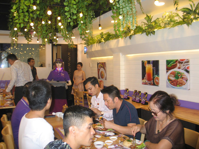 robot co ba phuc vu nha hang biet la khi bi quay roi tinh duc