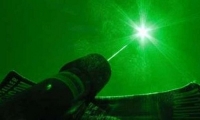 cau be 9 tuoi mu mat vi den laser do choi