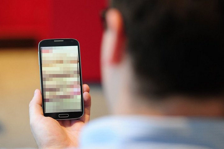 day la ly do ban khong nen xem phim nguoi lon tren smartphone android