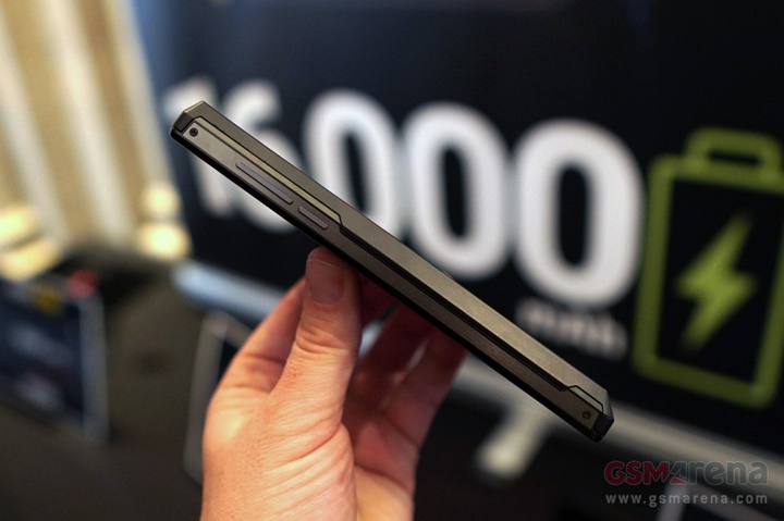 Trên tay nhanh điện thoại Energizer Power Max P16K Pro pin 16.000 mAh (bản tiền sản xuất) tren tay nhanh dien thoai energizer power max p16k pro pin 16000 mah ban tien san xuat