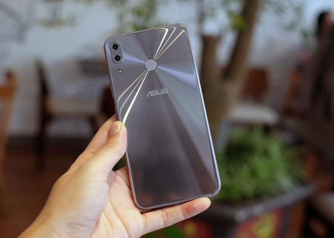 Zenfone 5 màn hình 'tai thỏ' giống iPhone X xuất hiện tại Việt Nam zenfone 5 man hinh tai tho giong iphone x xuat hien tai viet nam