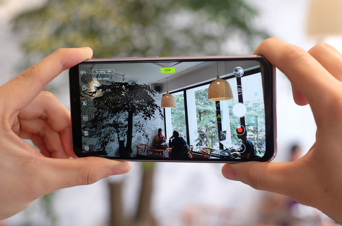 Zenfone 5 màn hình 'tai thỏ' giống iPhone X xuất hiện tại Việt Nam zenfone 5 man hinh tai tho giong iphone x xuat hien tai viet nam