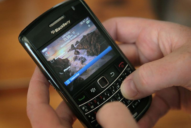 fbi bat ceo chuyen ban dien thoai blackberry phien ban tuy bien