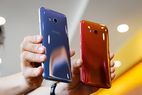 htc ra mat smartphone u11 vo doi mau cam ung canh vien