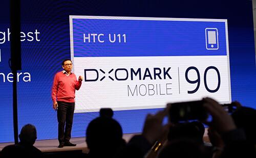 htc ra mat smartphone u11 vo doi mau cam ung canh vien