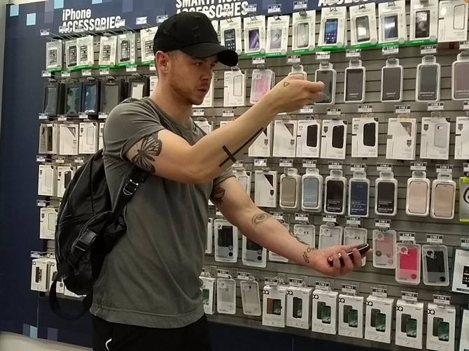 Người dùng Anh hào hứng ngày đầu Nokia 3310 được bán nguoi dung anh hao hung ngay dau nokia 3310 phien ban moi duoc ban