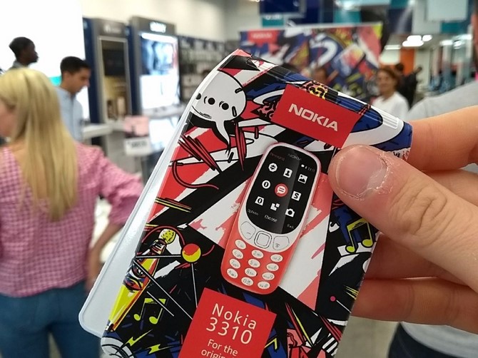 Người dùng Anh hào hứng ngày đầu Nokia 3310 được bán nguoi dung anh hao hung ngay dau nokia 3310 phien ban moi duoc ban