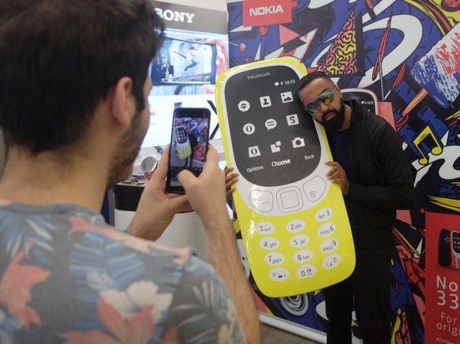 Người dùng Anh hào hứng ngày đầu Nokia 3310 được bán nguoi dung anh hao hung ngay dau nokia 3310 phien ban moi duoc ban
