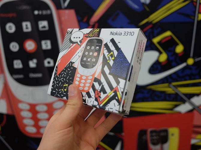 Người dùng Anh hào hứng ngày đầu Nokia 3310 được bán nguoi dung anh hao hung ngay dau nokia 3310 phien ban moi duoc ban