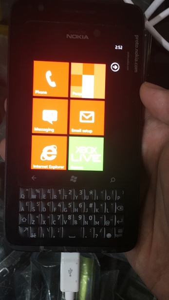 lo dien dien thoai nokia chay windows phone voi ban phim cung