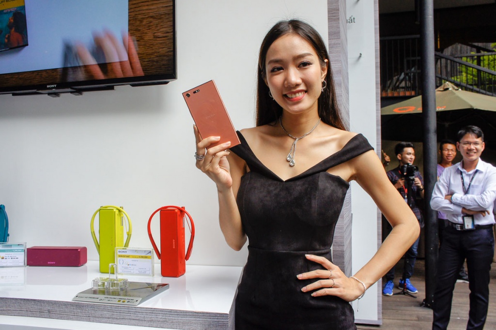 sony xperia xz premium chinh hang ra mat gia bang galaxy s8