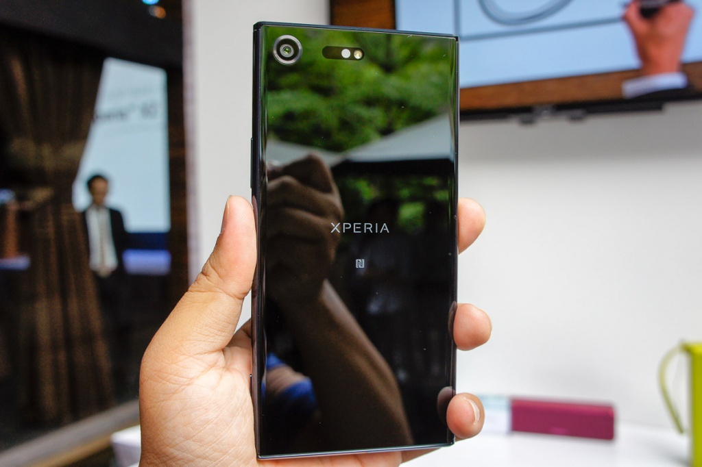 sony xperia xz premium chinh hang ra mat gia bang galaxy s8