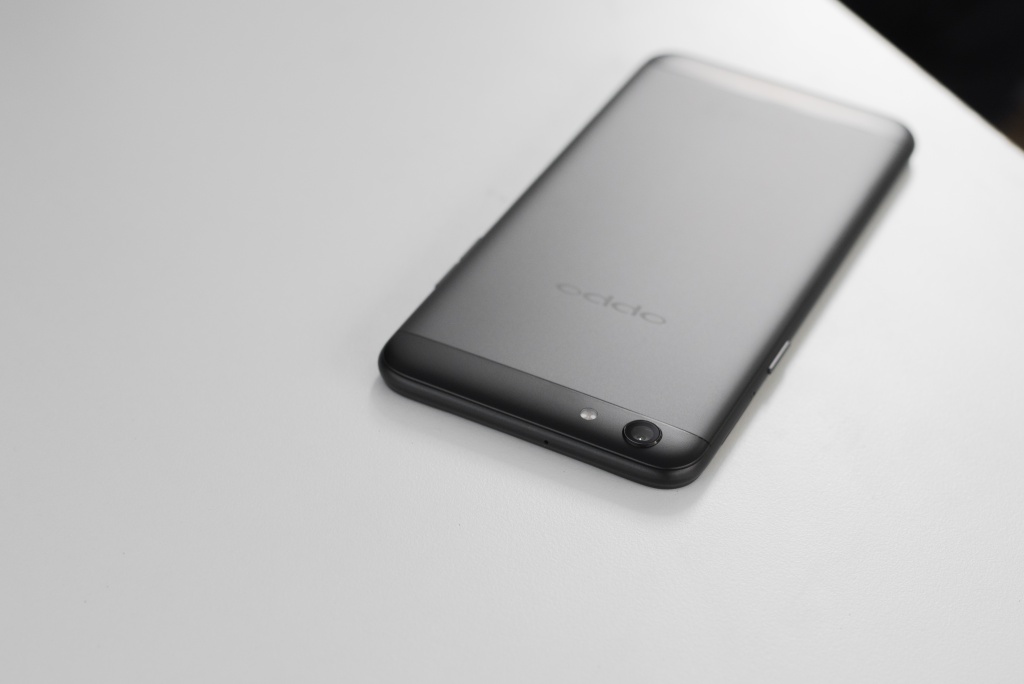oppo f3 mau den nham len ke gia khong doi