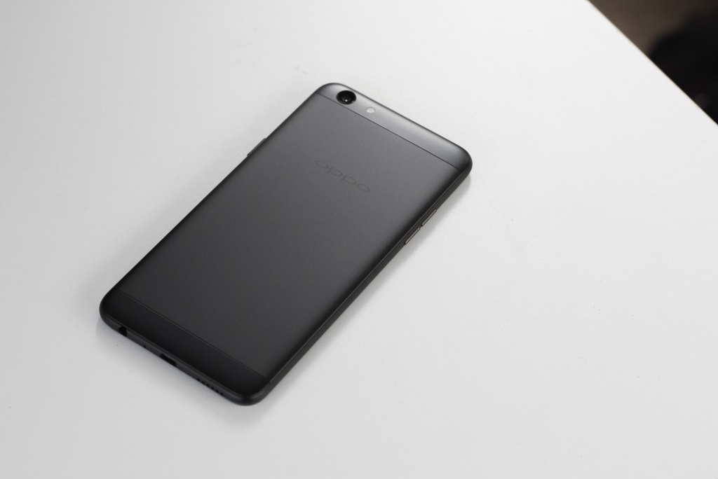 oppo f3 mau den nham len ke gia khong doi