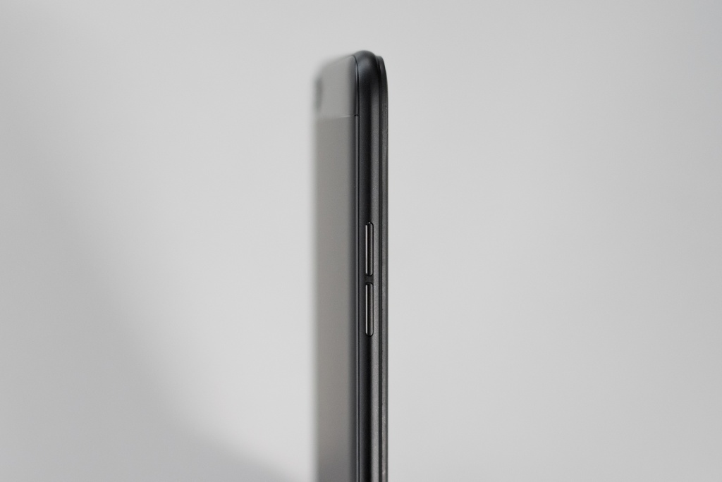oppo f3 mau den nham len ke gia khong doi