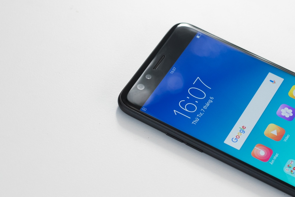 oppo f3 mau den nham len ke gia khong doi