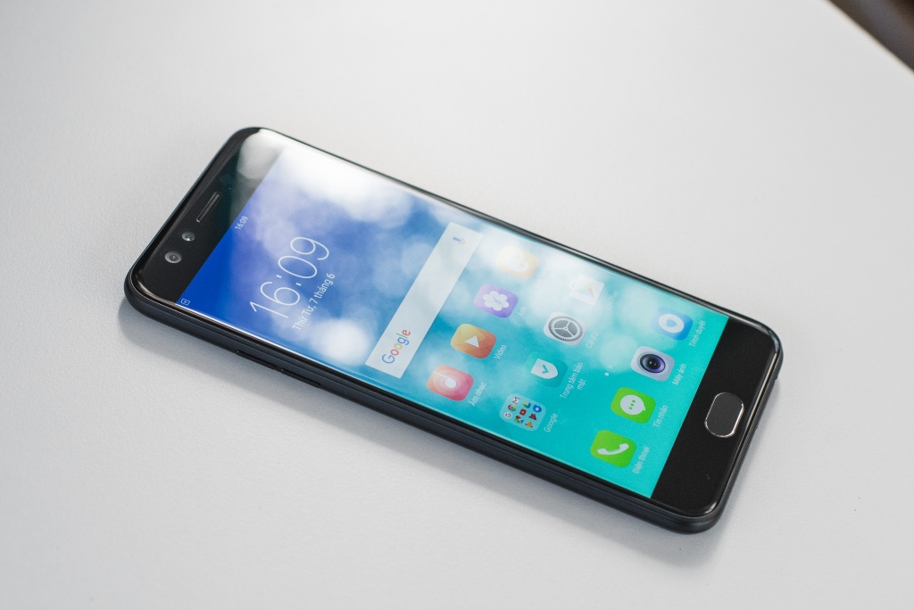 oppo f3 mau den nham len ke gia khong doi