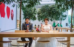 Bộ ảnh cưới độc đáo trong Apple Store của cặp đôi yêu Táo Khuyết