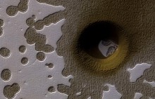NASA phát hiện hố sâu khác lạ trên sao Hỏa