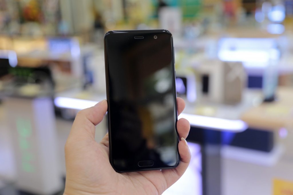 can canh smartphone tam trung mat gia nhanh nhat thi truong