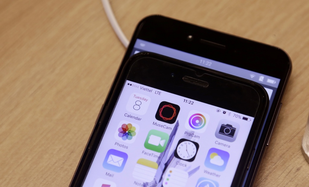 nhieu net tuong dong giua bphone 2017 va iphone