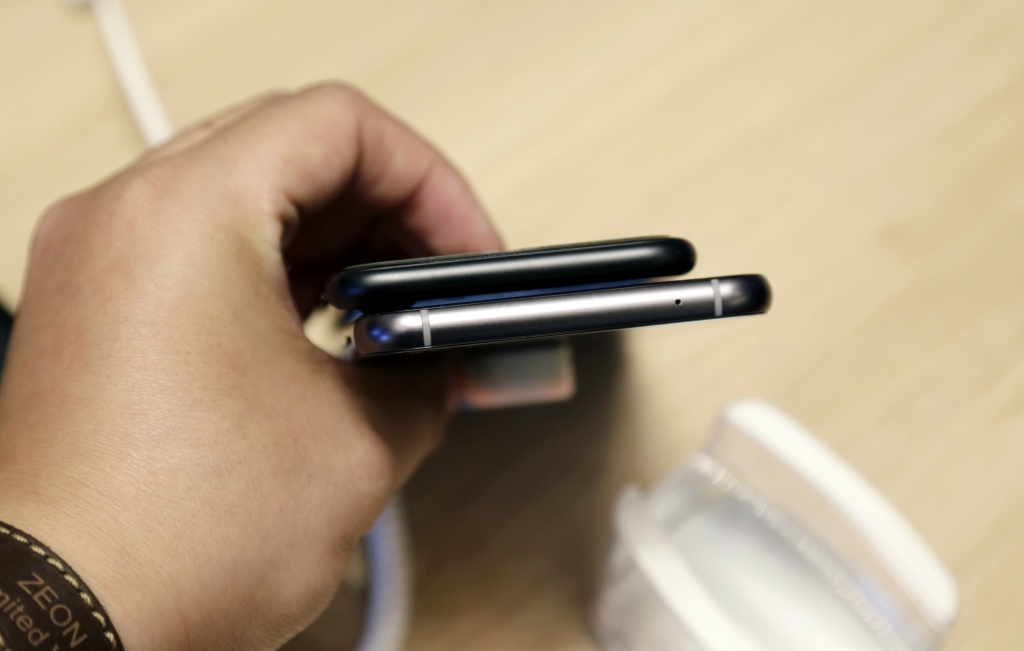 nhieu net tuong dong giua bphone 2017 va iphone