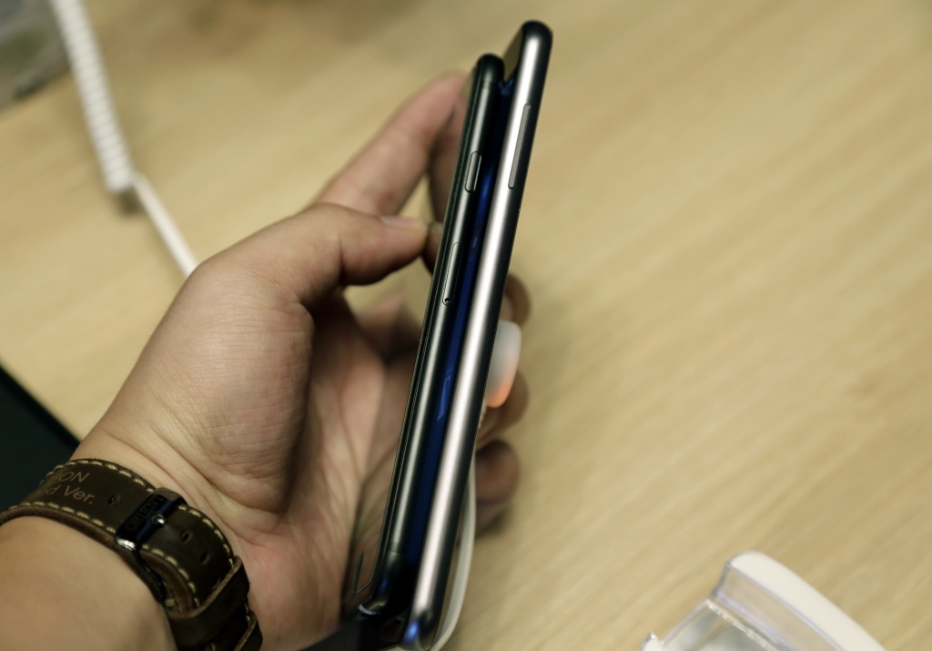 nhieu net tuong dong giua bphone 2017 va iphone