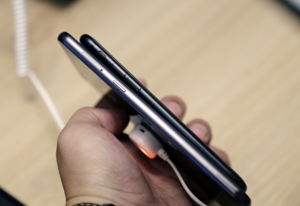nhieu net tuong dong giua bphone 2017 va iphone