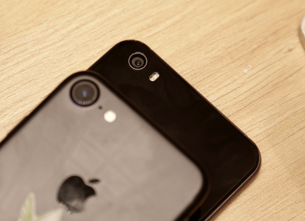 nhieu net tuong dong giua bphone 2017 va iphone