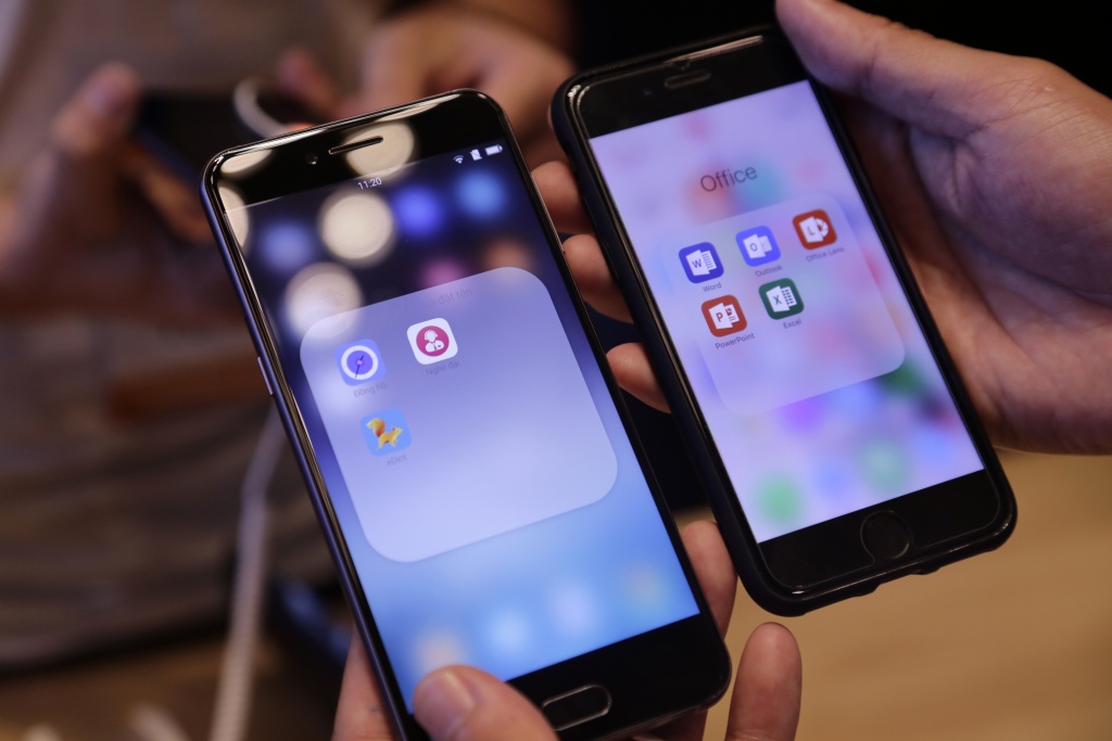 nhieu net tuong dong giua bphone 2017 va iphone