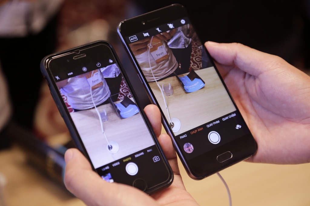 nhieu net tuong dong giua bphone 2017 va iphone