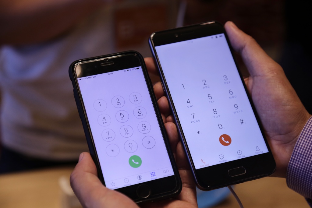 nhieu net tuong dong giua bphone 2017 va iphone
