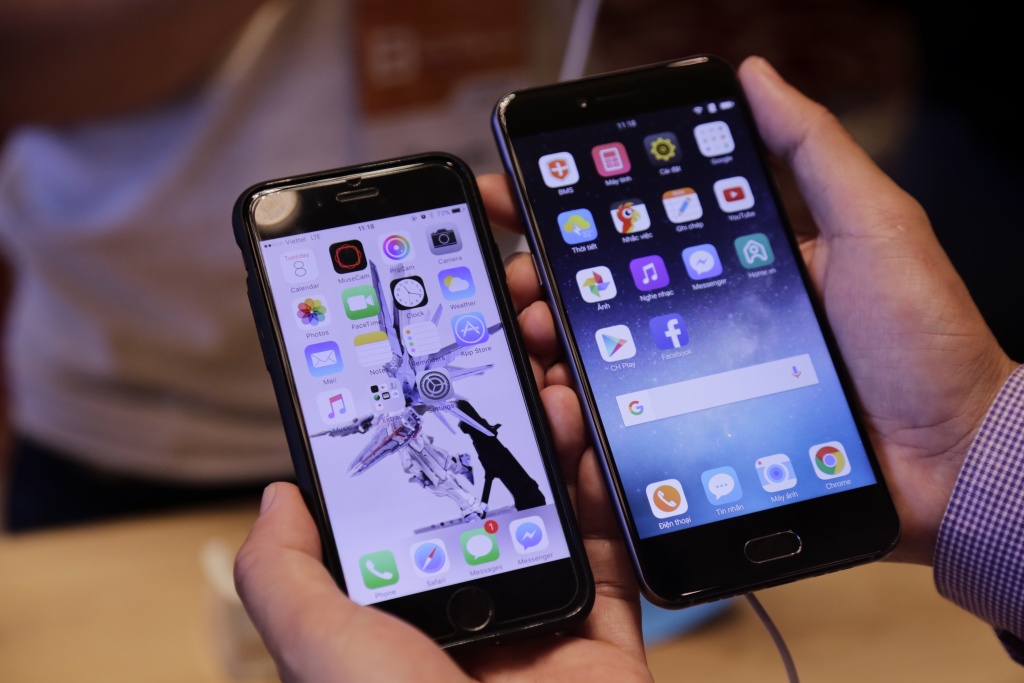 nhieu net tuong dong giua bphone 2017 va iphone