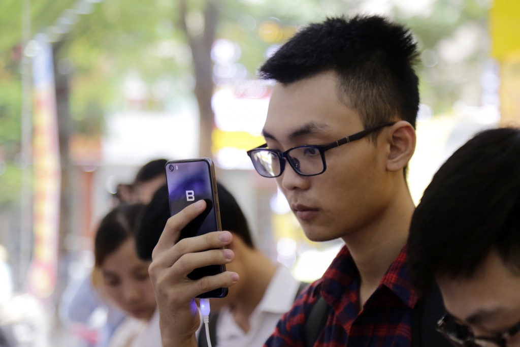 bphone 2017 bat dau trung bay tai cac cua hang di dong