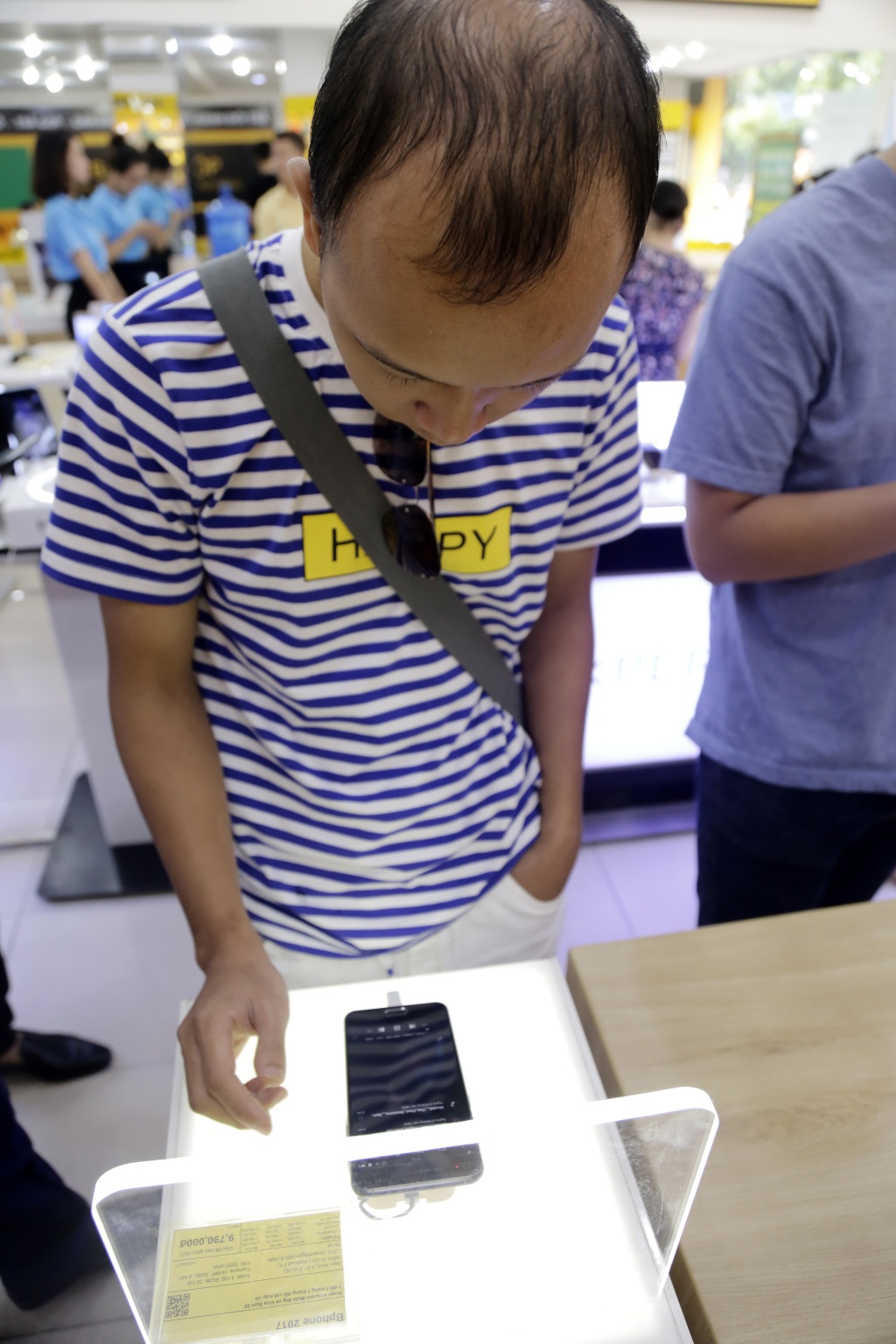 bphone 2017 bat dau trung bay tai cac cua hang di dong