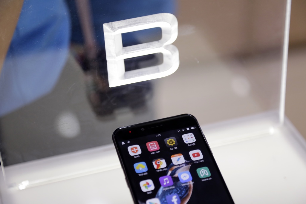 bphone 2017 bat dau trung bay tai cac cua hang di dong