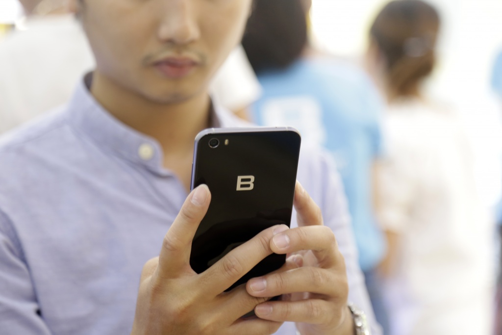 bphone 2017 bat dau trung bay tai cac cua hang di dong